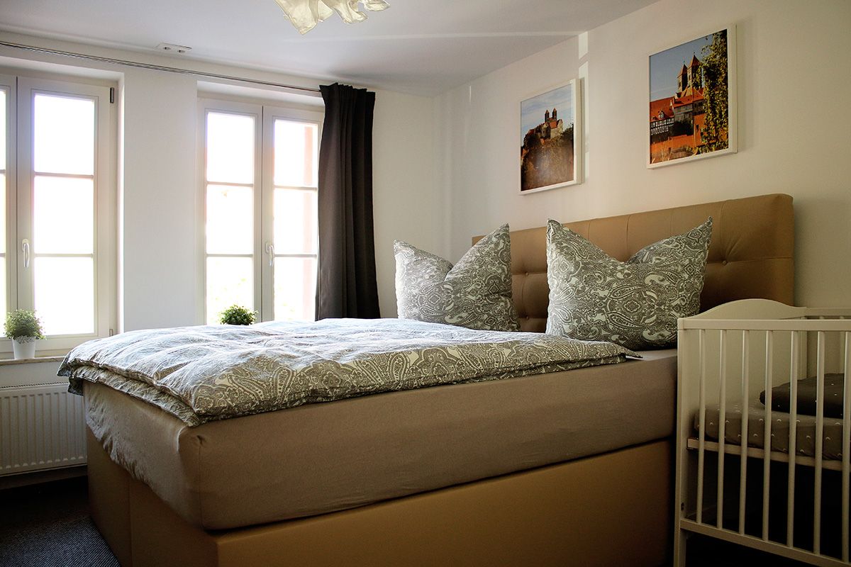 Ferienhaus Schlossblick - Schlafzimmer 1 mit Kinderbett