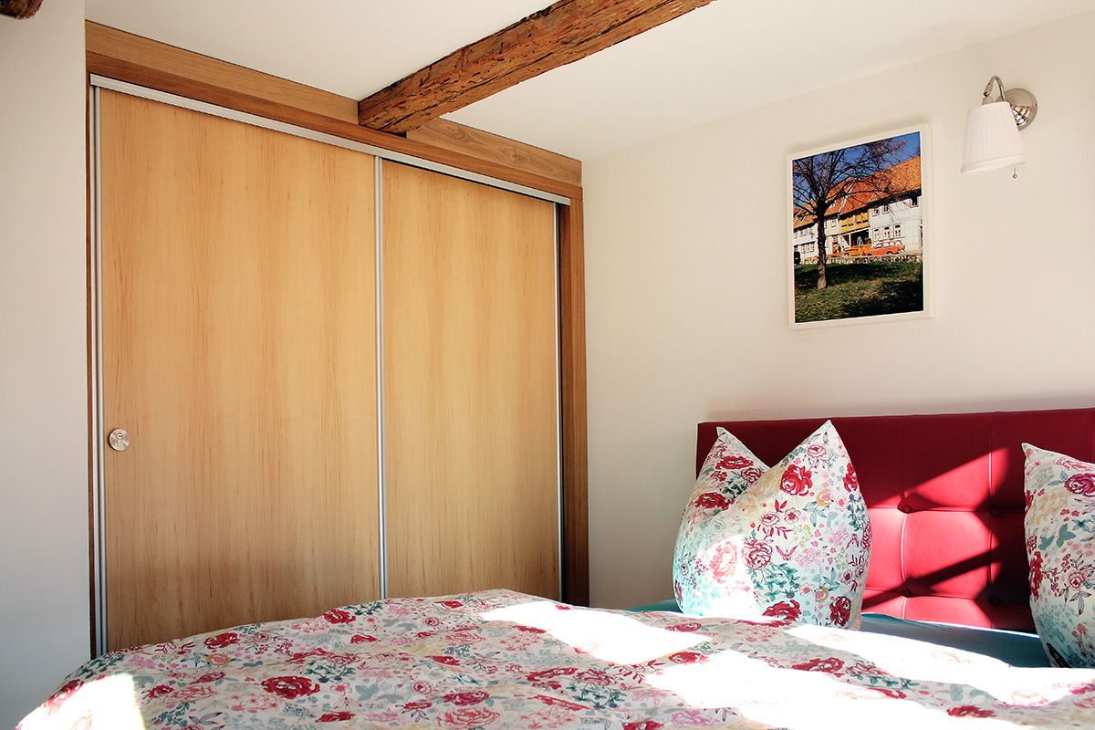 Ferienhaus Schlossblick - Schlafzimmer 2 mit großem Schrank