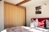 Ferienhaus Schlossblick - Schlafzimmer 2 mit großem Schrank
